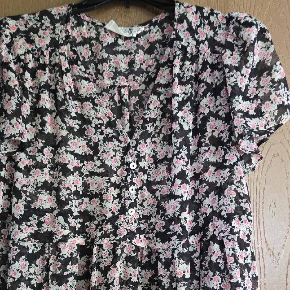 Everleigh Black, White & Pink Floral Buttoned Teired Sheer Blouse...med - Picture 3 of 7